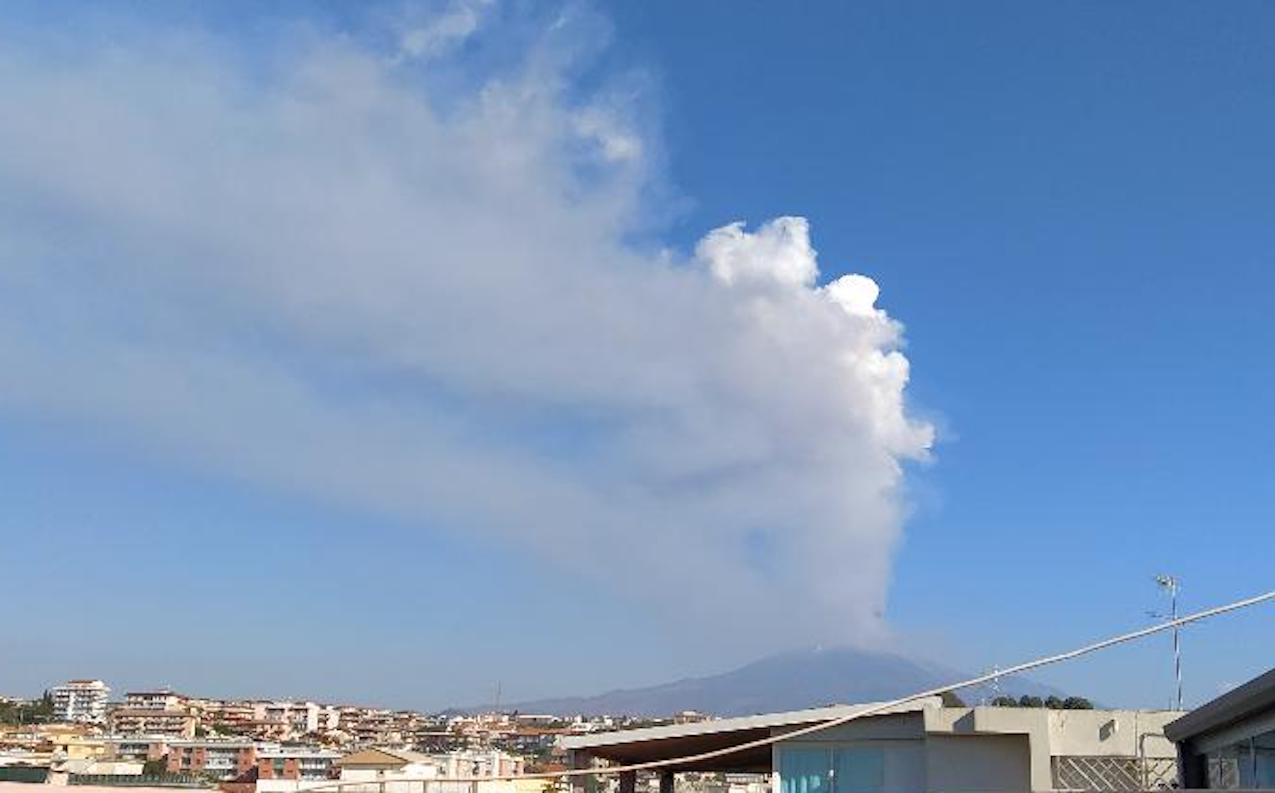 Etna in attività: chiuso spazio aereo