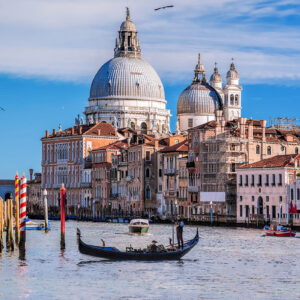 Vista del canale con le gondole a Venezia
